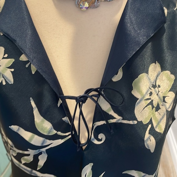 Halston navy blue flowered sleeveless top size large - Picture 2 of 7